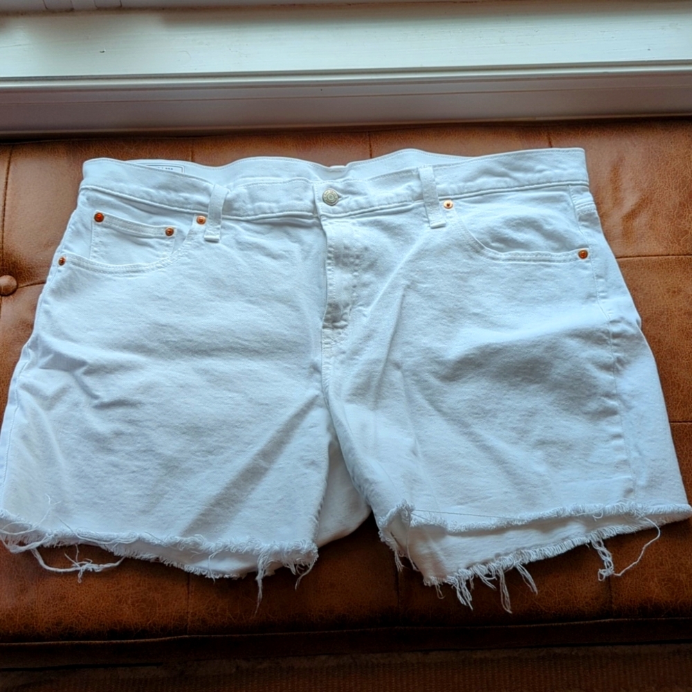 GAP 5" Mid rise Women's shorts in white size 20